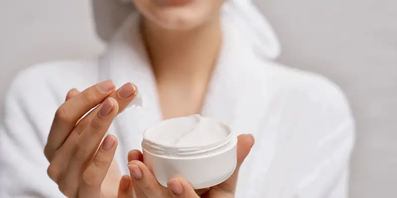 Cách điều trị nám mảng và bảng giá dịch vụ mới nhất hiện nay 6 Sử dụng dược mỹ phẩm chuyên biệt trị nám