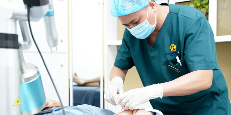 Cấy mỡ làm đầy hốc mắt: Giải pháp cho hốc mắt sâu, duy trì được bao lâu? 5 Bác sĩ cấy mỡ hốc mắt