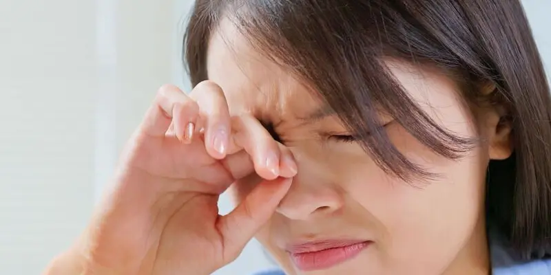Dụi mắt mạnh gây sụp mí mắt